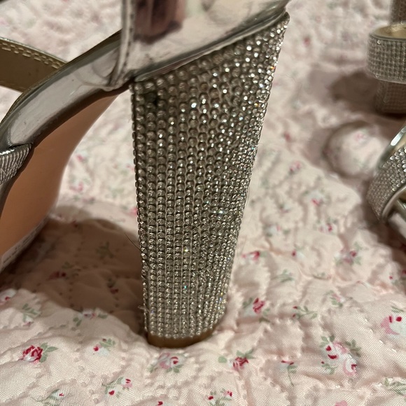 Silver heels - Picture 3 of 3